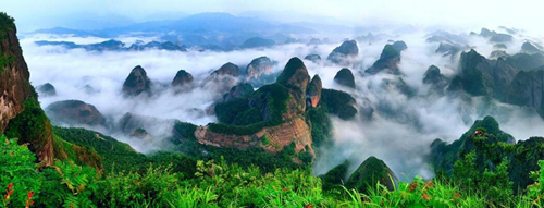 崀山景区八角寨“鲸鱼闹海”全景。戴小辉摄
