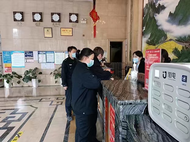 保靖县公安局民警对辖区宾馆检查。单位供图