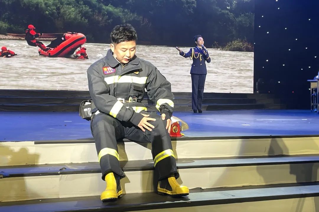 消防员王蓉、江林潇声情并茂的朗诵了《我的这样一群“蓝”朋友》。单位供图