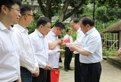 大唐华银电力：开展主题党日追寻“建党先声”。邓赫摄