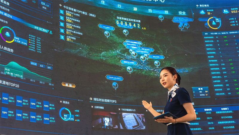 中國電信湖南公司工作人員在介紹“張家界智慧旅游”雲平台，湖南電信供圖。