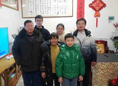 全国“最美家庭”陈建军（右一）家庭。受访单位供图