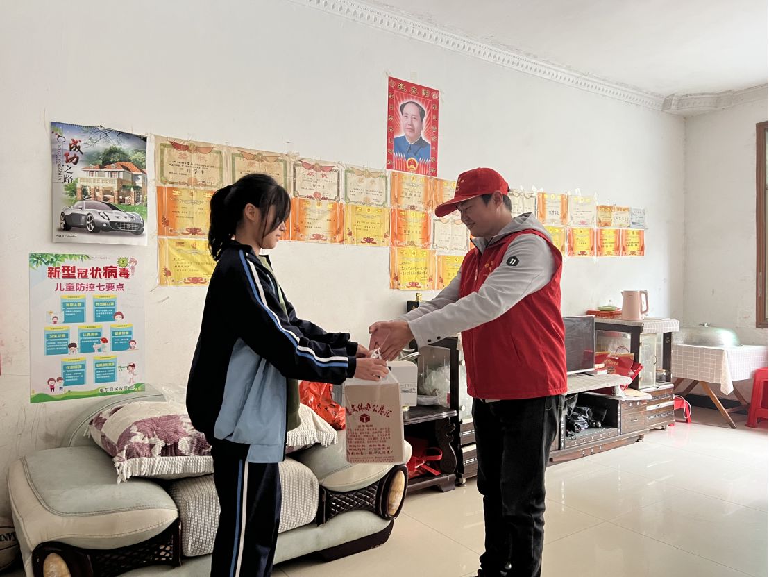 愛心助學現場。單位供圖