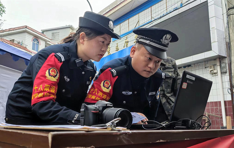 现场为前来办理业务的群众录入信息。人民网记者 刘宾摄
