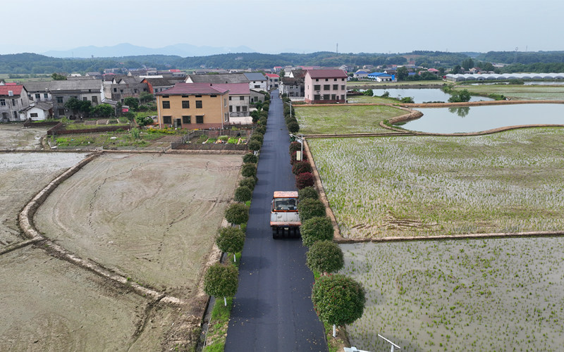 新铺设的沥青路面。汨罗市委宣传部供图