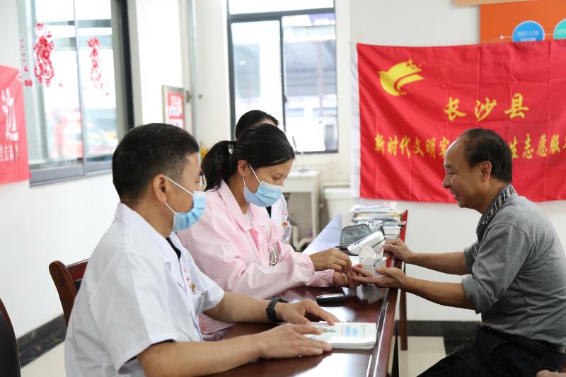 义诊现场。黄兴镇供图