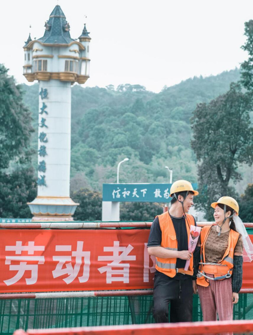 民工夫妻拍攝工地寫真。受訪單位供圖