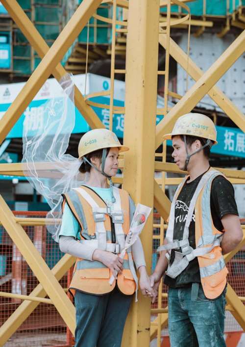 民工夫妻拍攝工地寫真。受訪單位供圖