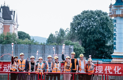 民工夫妻拍攝工地寫真。受訪單位供圖