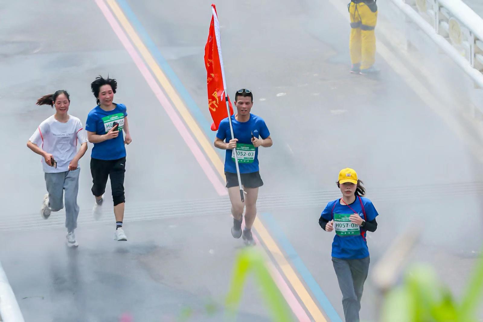 户外跑选手享受体育竞技的快乐 单位供图