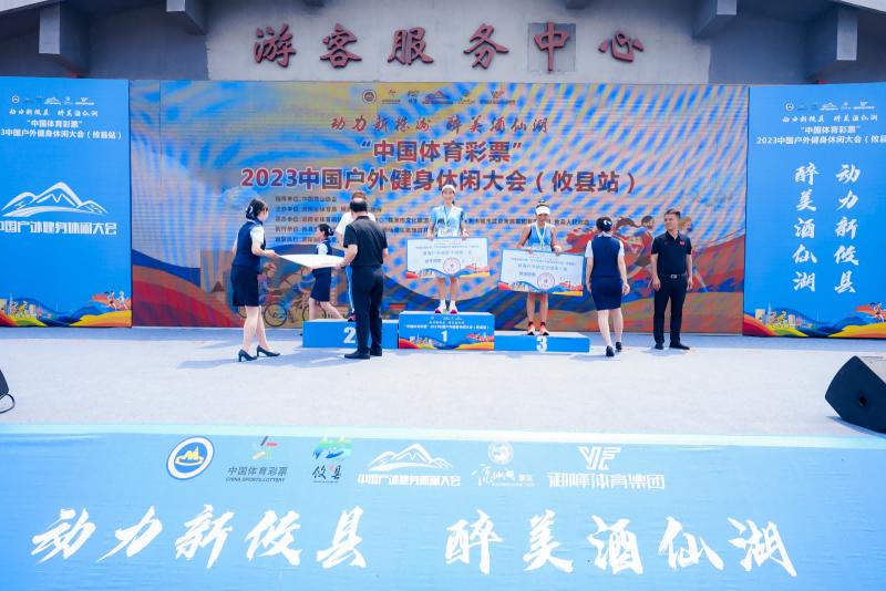 为获奖选手颁奖 单位供图