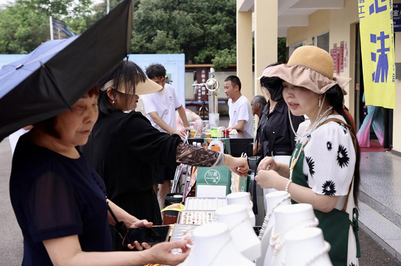 特色產品展銷。李根攝