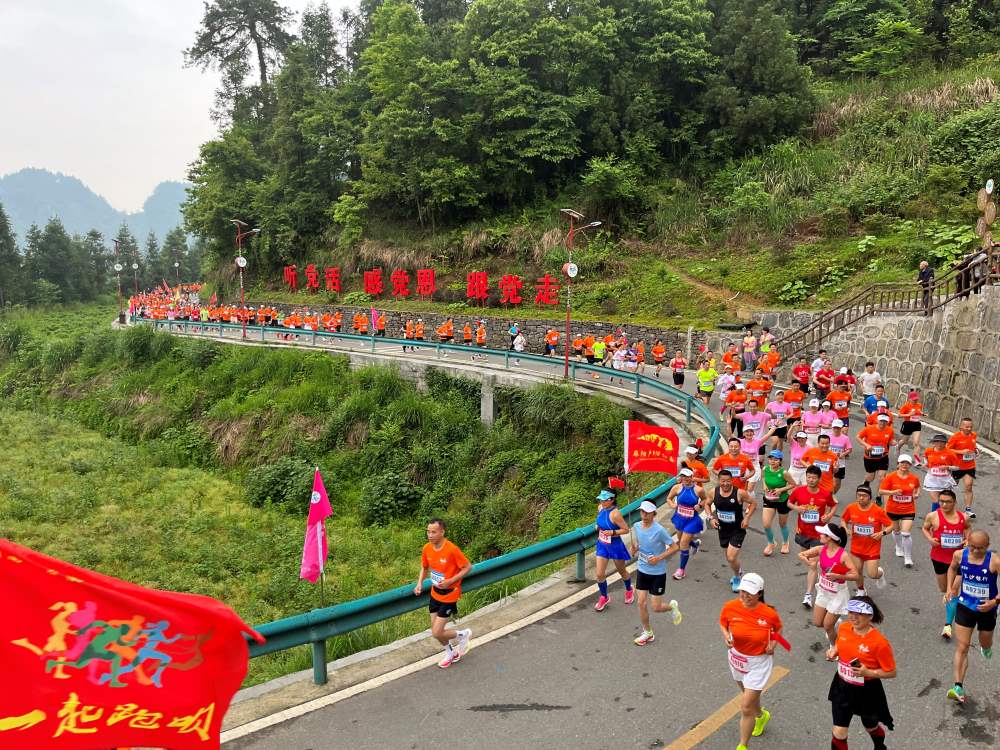 645名半程马拉松参赛选手共同奔跑。麻丽红摄