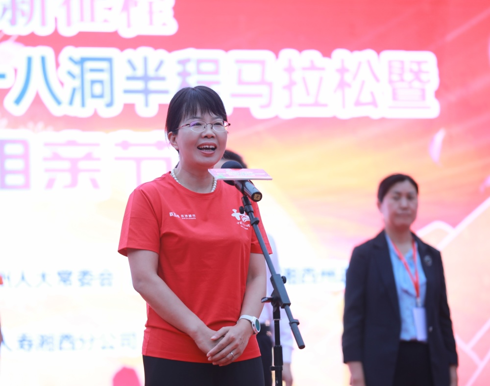 省妇女联合会党组书记、主席黄芳宣布活动开幕。梁金梅摄
