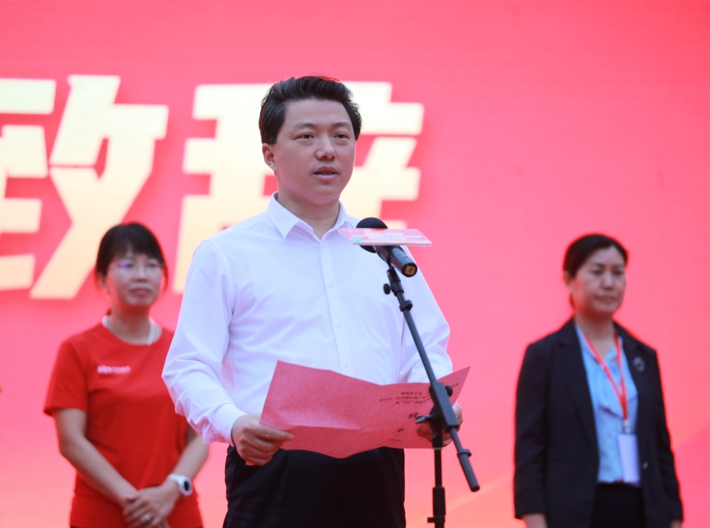 湘西州委副书记、花垣县委书记廖良辉致辞。梁金梅摄