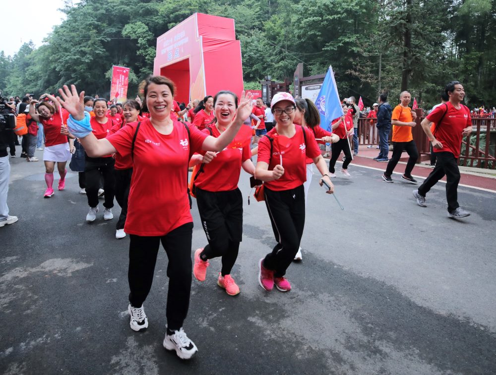 幸福甜蜜跑选手共同奔跑。梁金梅摄