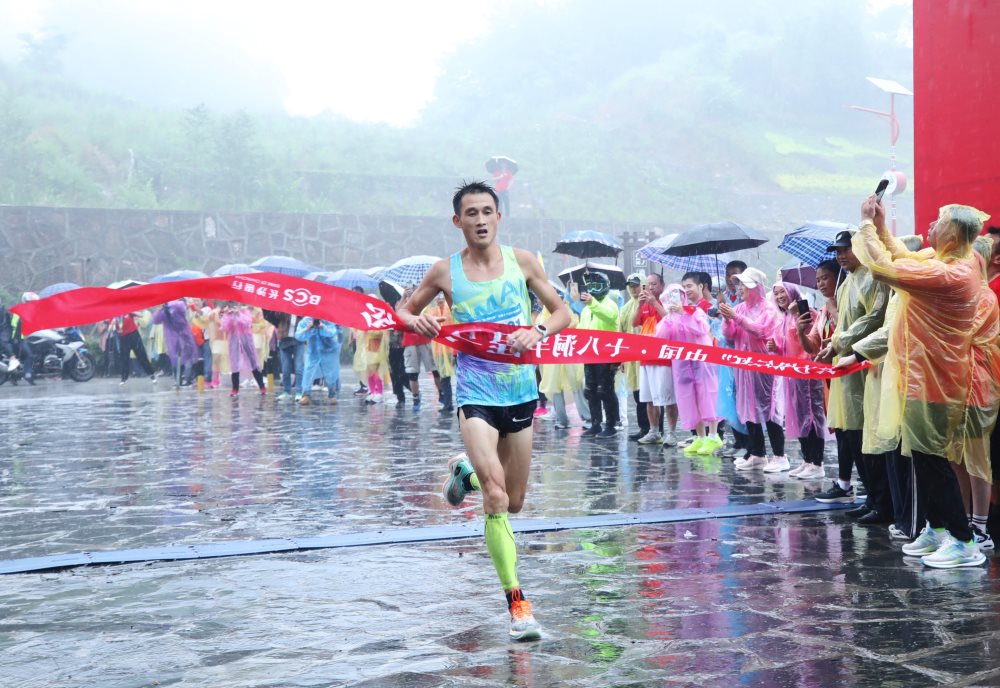 选手谭奇以1小时13分35秒的成绩摘得十八洞半程马拉松男子冠军。梁金梅摄