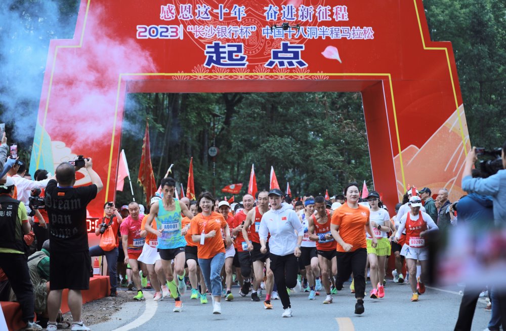 一起从十八洞出发，携手奔向幸福。肖引霞摄