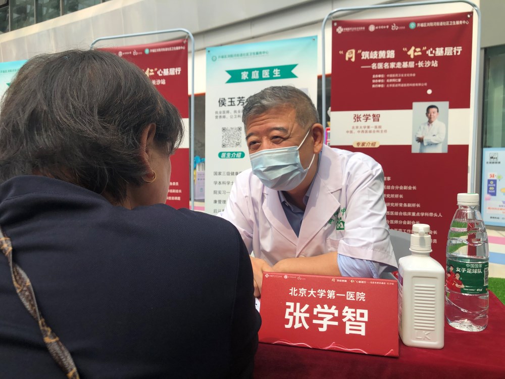 张学智为现场患者诊断。单位供图