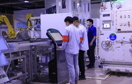 企业青年技术骨干在操作设备。受访单位供图
