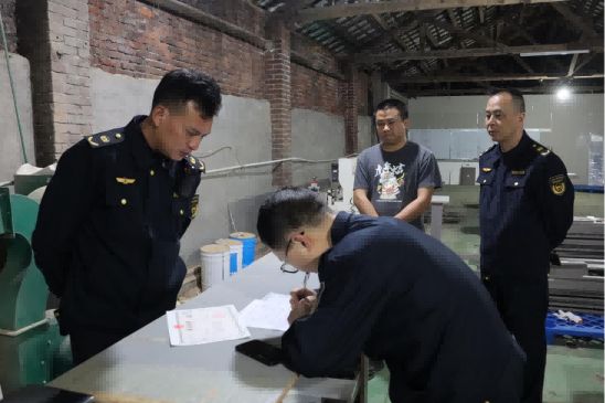 执法小组对企业生产许可证进行记录。单位供图