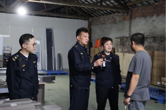 执法小组在邵阳木兮家居制造有限公司进行生态环境风险隐患检查。单位供图