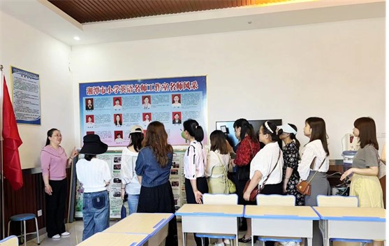 工作室主持人李华丽带领老师们重点参观了湘潭市和平小学工作室的活动室。单位供图