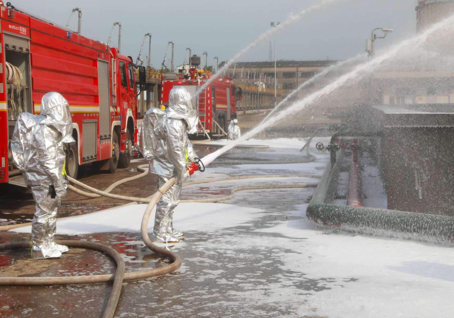 消防員泡沫出水操作。單位供圖