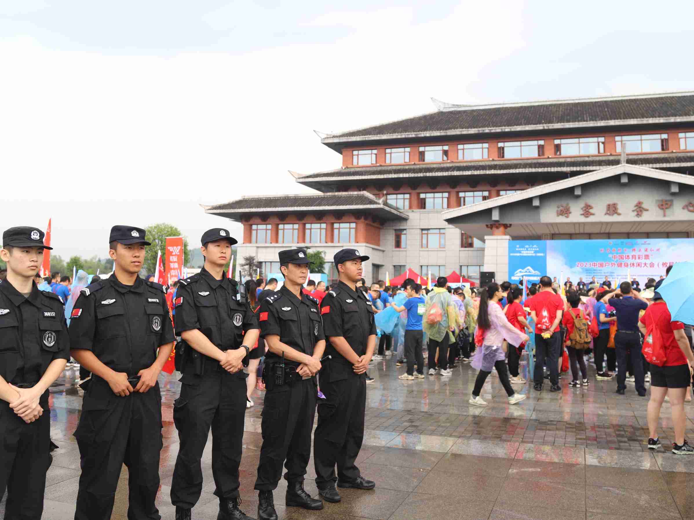 执勤民警坚守岗位。包寅摄