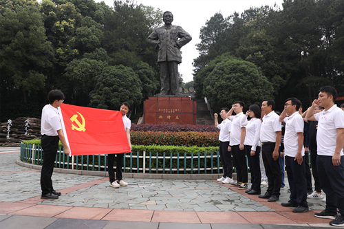 重温入党誓词。受访单位供图