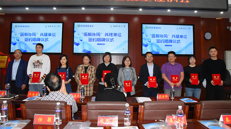 受聘专家合影。李根摄