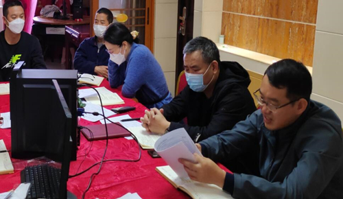 巡察组工作人员正在水庙镇伞家冲村回访。肖衎摄