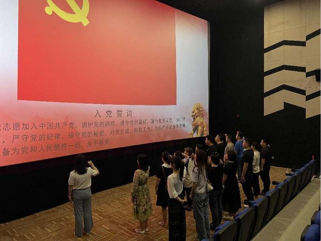 邵阳市双清区步步高新天地商圈红色影院。单位供图