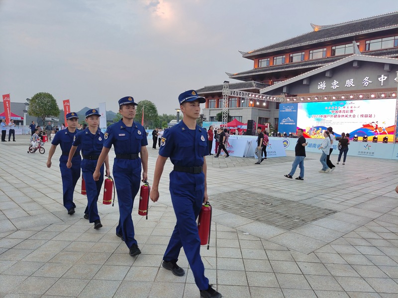 消防員在重要部位值守巡邏（單位供圖）