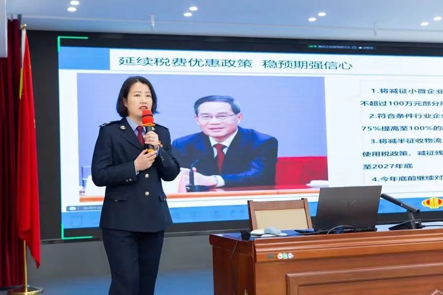 2022年度“湖南最美稅務人”蔣志華講解稅費優惠政策。單位供圖