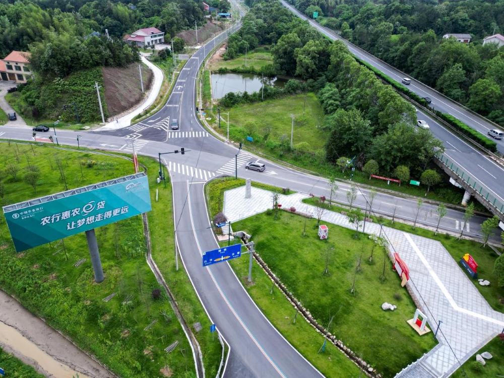 X024公路总体走向为西南至东北，是长沙县重要纵向连接线，擎画出北部小镇一路景好的美丽“风景线”。章帝摄