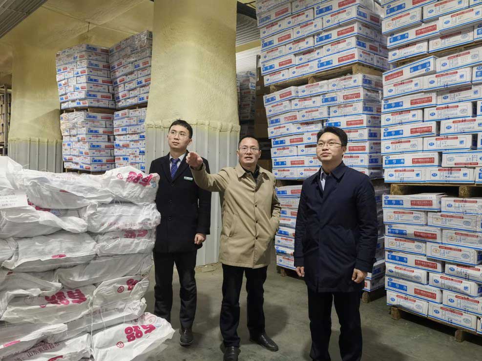 农行衡东县支行工作人员在聚味堂开展贷款调查。单位供图