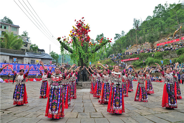 5月26日,中国·凤凰苗族“四月八”跳花节在湖南十大文旅小镇——凤凰山江镇举行。 吴东林摄