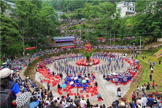 马鞍山苗寨跳花坪主会场上人山人海。 吴东林摄