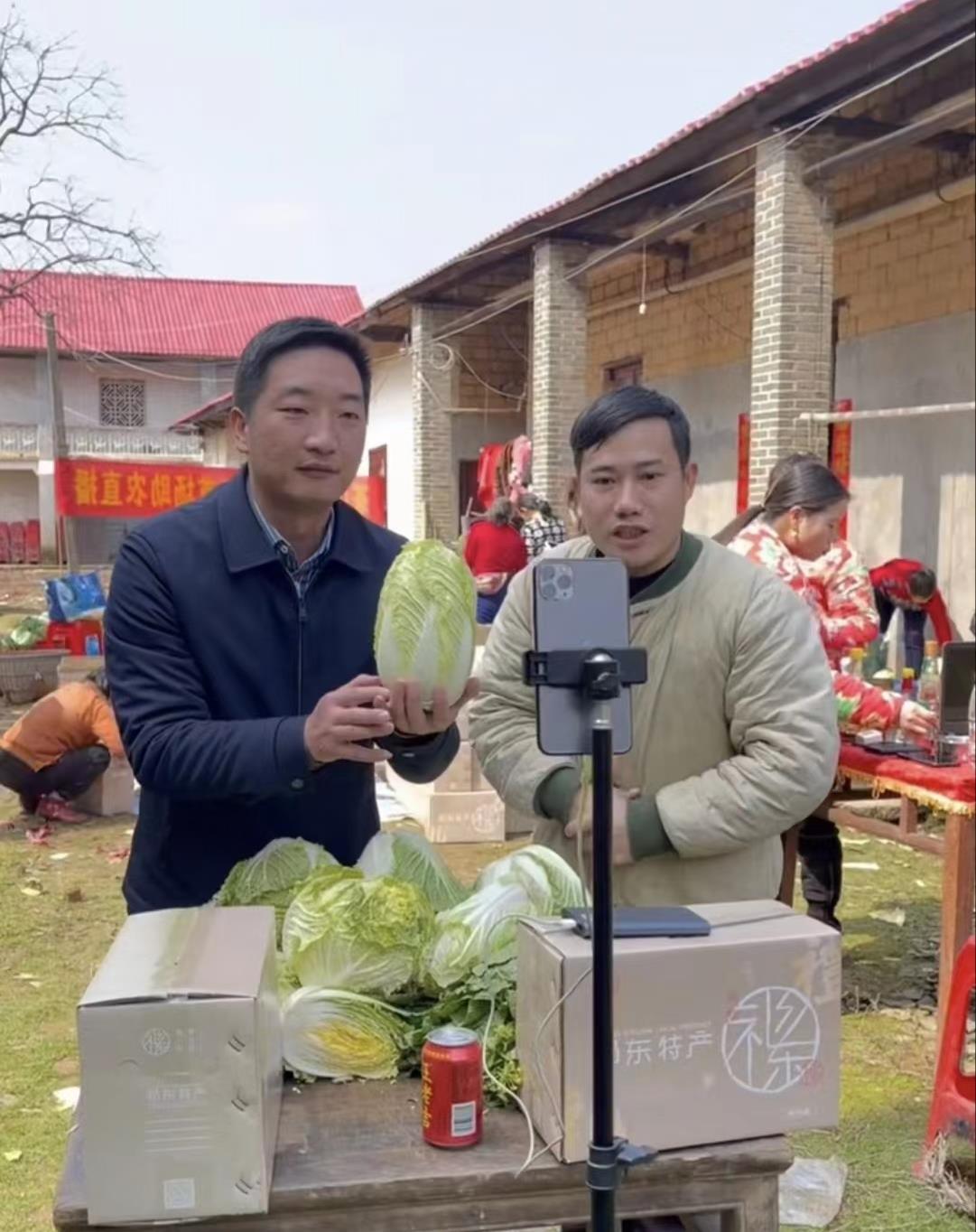 帮助贫困户唐高峰直播卖白菜。单位供图