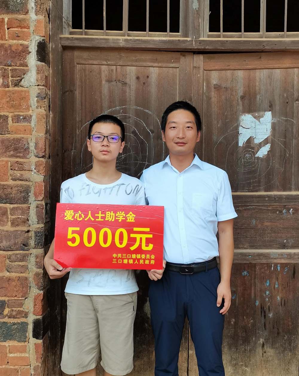 拍短视频为贫困学子筹措大学学费。单位供图