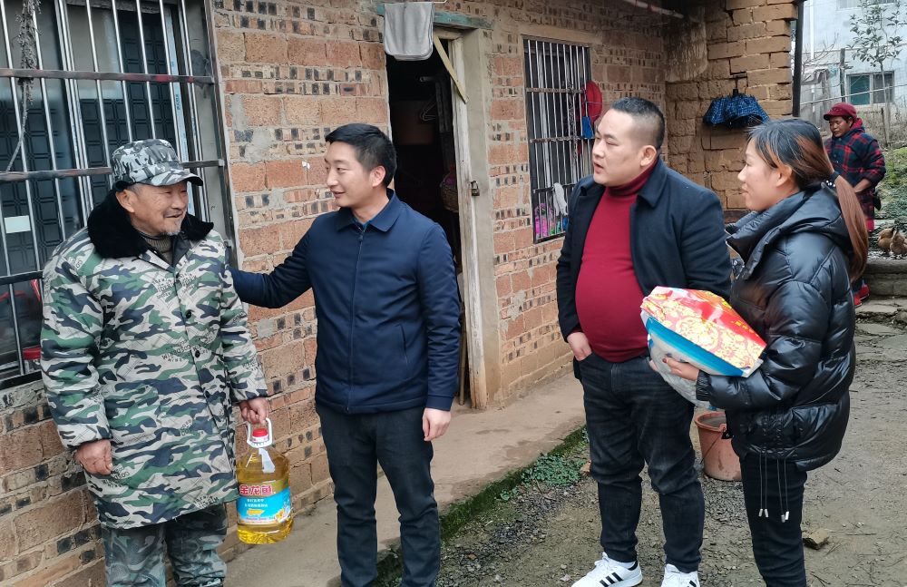 为贫困老人送去募捐到的食用油和米。单位供图