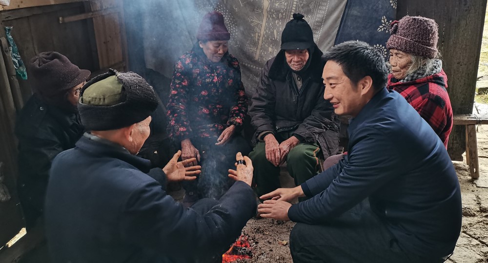 在石湖塘村了解贫困老人生活情况。单位供图