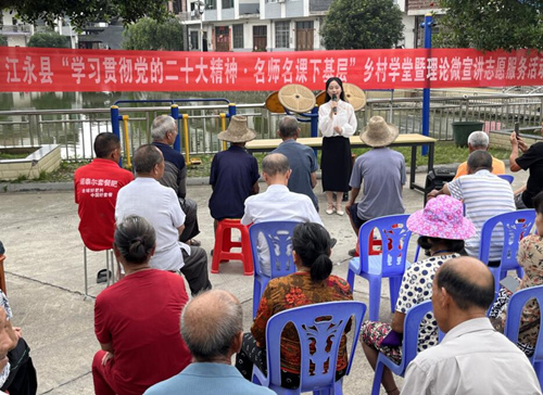 江永一中教師在講述紅軍樹的故事。受訪單位供圖