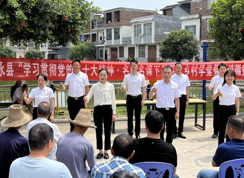 桃川鎮“小板凳”宣講團用快板宣講好家風。受訪單位供圖