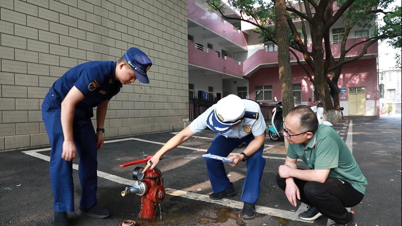 检查室外消防栓是否完好有效。单位供图