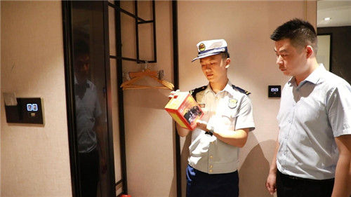 深入酒店开展消防安全检查。单位供图