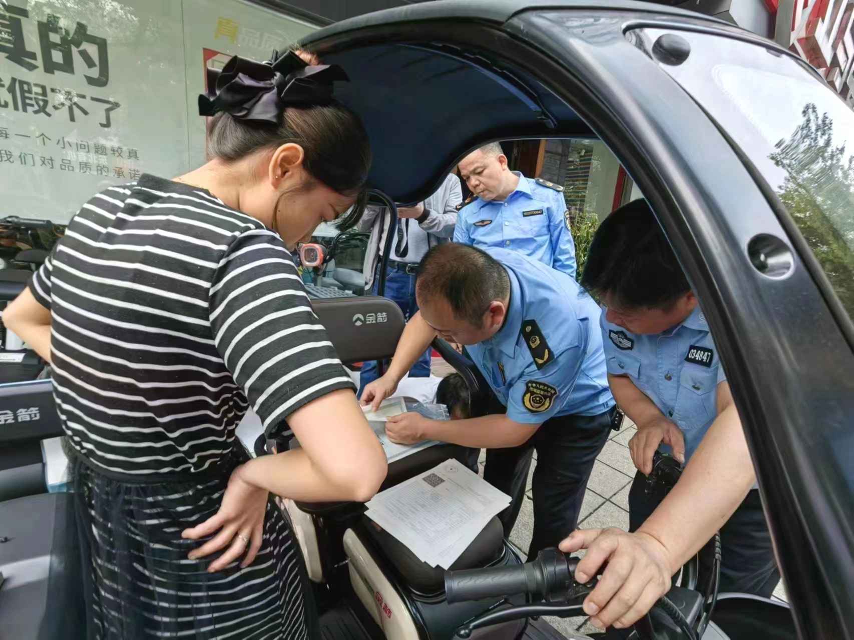与市监、城管等部门联合执法。单位供图