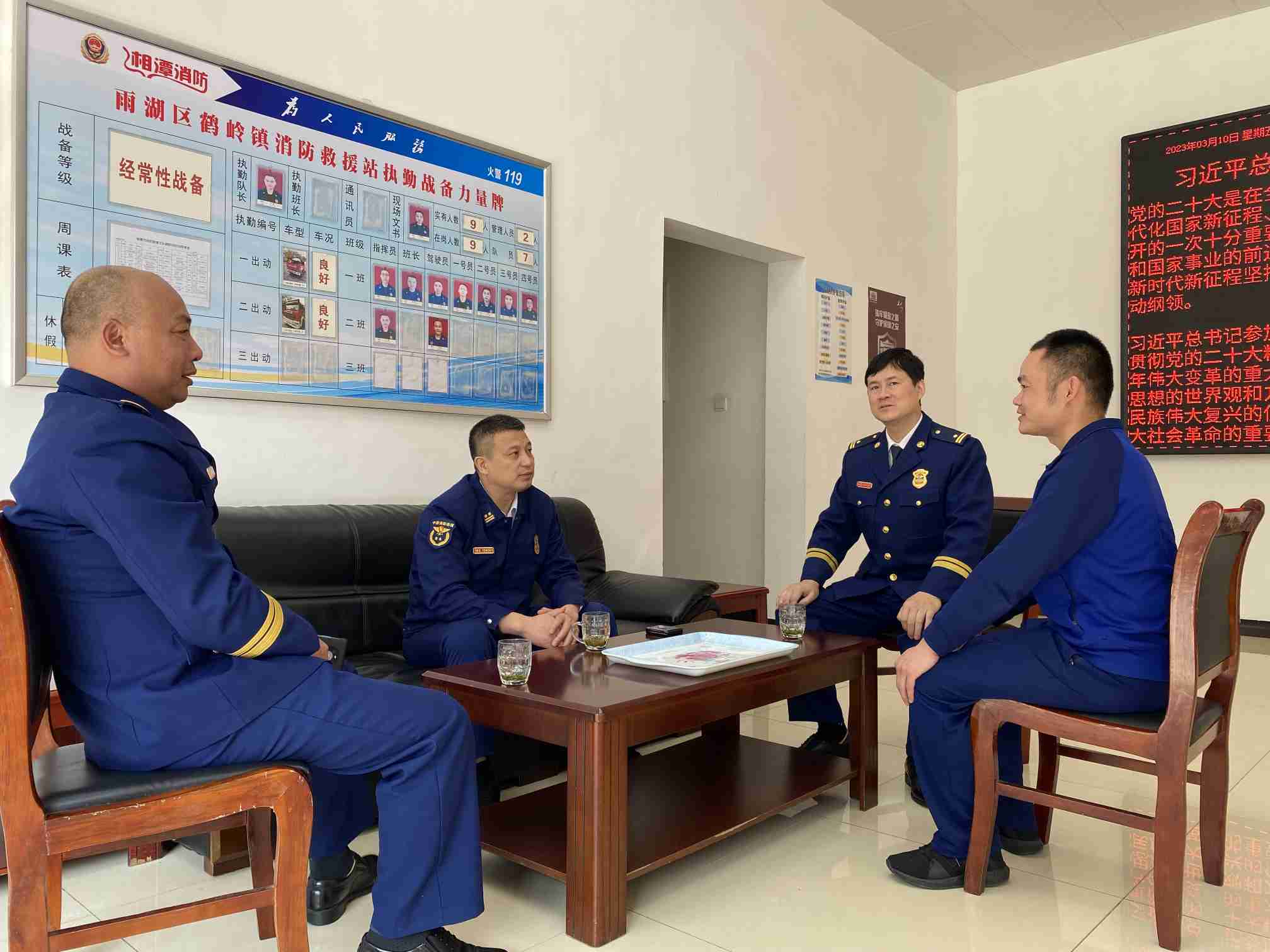 支队长刘定明在鹤岭消防救援站与基层指战员谈心。单位供图