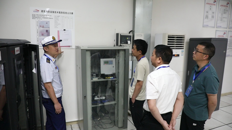 消防监督员核查消防服务机构公示牌信息。单位供图